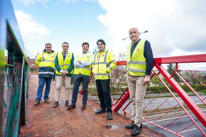 Los trabajos, que han sido visitados por el consejero de Transportes, David Pérez, acompañado del alcalde de Las Rozas, José de la Uz, entre otros responsables, consisten en la mejora de la estructura mediante la sustitución de su pavimento y pintado de las barandillas.