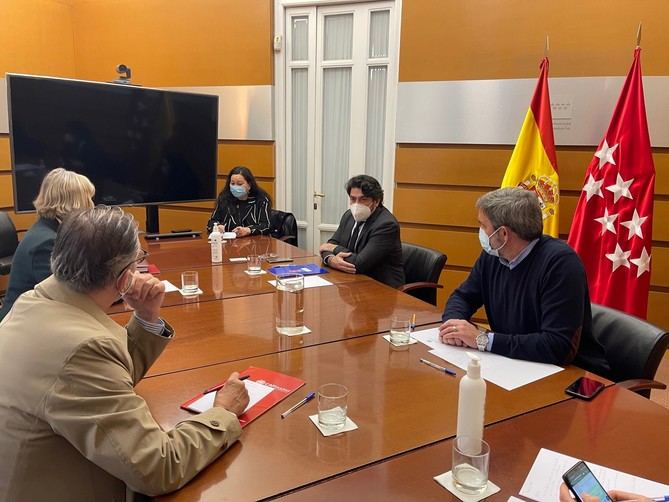 El consejero de Vivienda y Administración Local, David Pérez, y la presidenta de CAFMadrid, Isabel Bajo, han mantenido un encuentro con el objetivo de reforzar el cumplimiento de las medidas en materia de restricciones por COVID19 en las comunidades de propietarios.