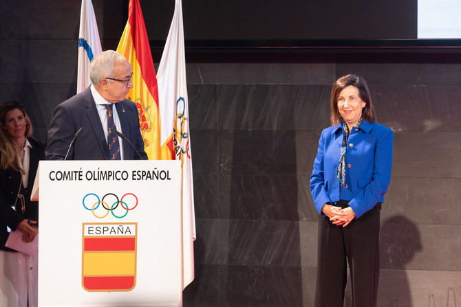 La ministra de Defensa Margarita Robles, y el presidente del Comité Olímpico Español, Alejandro Blanco, durante la celebración, este lunes, de la jornada 'Deportistas olímpicos en las Fuerzas Armadas', en la sede del COE, en el distrito de Hortaleza.