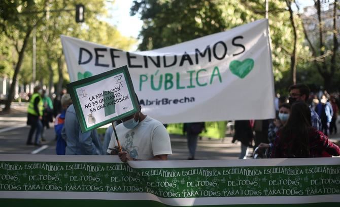La Asamblea Marea Verde ha criticado este jueves que la recién aprobada Ley Maestra de Libertad Educativa de la Comunidad de Madrid, que tiene el objetivo de 'frenar' la 'Ley Celaá', conlleva un 'desmantelamiento' de la educación pública y es 'segregadora'.
