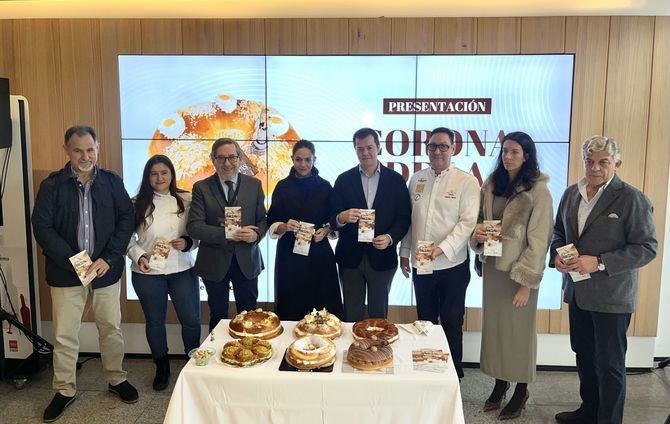 La Comunidad de Madrid ha ofrecido este viernes, en el Centro de Turismo de la región de la Puerta del Sol, una degustación de la tradicional Corona de la Almudena, elaborada por la Asociación de Empresarios Artesanos del Sector de Pastelería de Madrid (ASEMPAS).