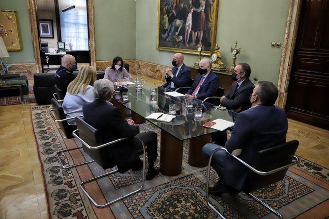 Mandos de la Policía Nacional y Municipal de Madrid, la delegada del Gobierno en Madrid Mercedes González, y la delegada de Seguridad y Emergencias, Inmaculada Sanz, han participado en una reunión con el rector de la Universidad Complutense sobre botellón.