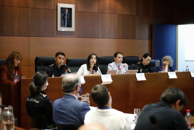 La delegada del Gobierno, Mercedes Gozález, se ha reunido este lunes con los directores de los centros educativos de Villaverde, junto a la concejala-presidenta del distrito, Concha Chapa, y el jefe superior de Policia Nacional, Manuel Soto, en la Junta de Distrito de Villaverde.