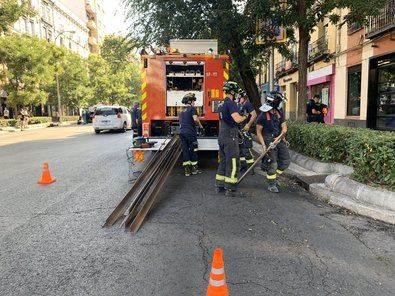 Bomberos del Ayuntamiento de Madrid están trabajando en la calle Eloy Gonzalo, en el distrito de Chamberí, en el derrumbe de parte de una fachada interior de un edificio que estaba en rehabilitación, que ha dejado dos heridos leves.