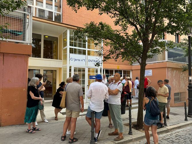 Vecinos y usuarios han protagonizado diversas protestas a las puertas de los Apartamentos Municipales para Mayores San Francisco del distrito de Centro, para reivindicar una planificación de las obras compatible con la permanencia de los residentes en sus hogares. 