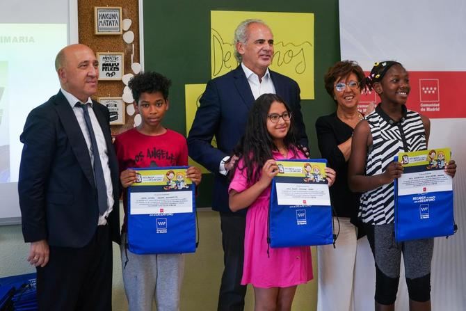 En un acto celebrado en el CEIP Amós Acero de la capital, los menores han recibido un diploma y distintos reconocimientos, entre ellos entradas a parques de ocio donadas por Parques Reunidos de Madrid.