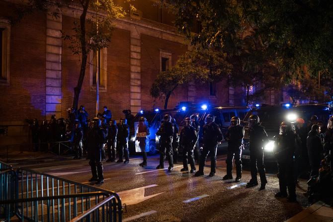 Cordón policial durante la protesta en la calle de Ferraz del distrito de Moncloa-Aravaca, este 9 de noviembre de 2023. Centenares de personas se han vuelto a concentrar ante la sede socialista en la capital, en la séptima jornada de protestas, tras el pacto entre el PSOE y Junts.