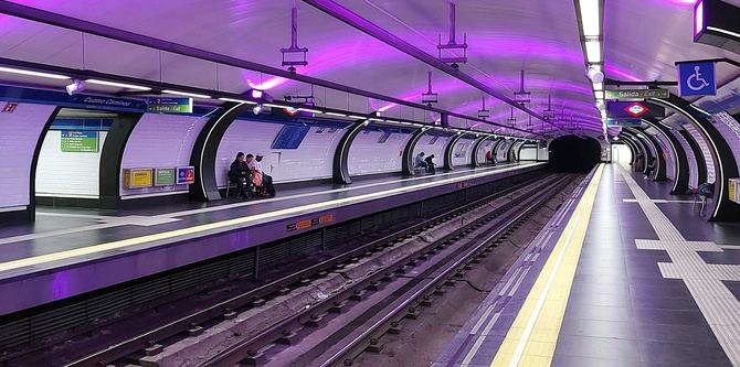 Durante la jornada, la Línea 8 del suburbano madrileño (Nuevos Ministerios-Aeropuerto T4), una de las más concurridas de la ciudad, cambiará su color habitual para teñirse del color que identifica la lucha contra el cáncer de mama, el rosa.