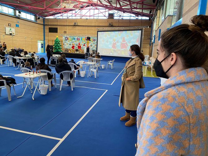 Miranda comparte actividades con menores de Barajas, en el Día de la Infancia en Navidad