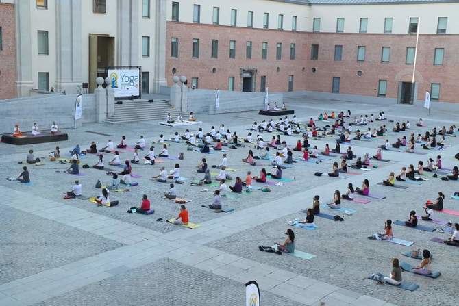 La pasada edición, la embajada de India en España celebró el Día Internacional del Yoga en el Patio Central del Conde Duque, con todas las medidas de aforo y distancia de seguridad propias de la pandemia de la COVID19.