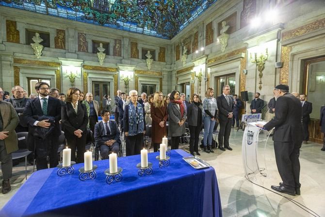 El Patio de Cristales de la plaza de la Villa ha acogido esta tarde el acto institucional en conmemoración del Día Internacional en Memoria de las Víctimas del Holocausto.