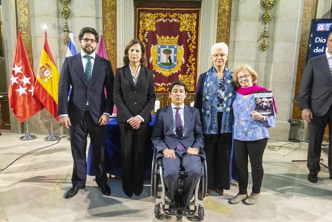 Han participado el segundo teniente de alcalde, Borja Fanjul, representantes de los grupos municipales, así como la embajadora de Israel en España, Rodica Radian Gordon, y el rabino de la Comunidad Judía de Madrid, Moisés Bendahan. 