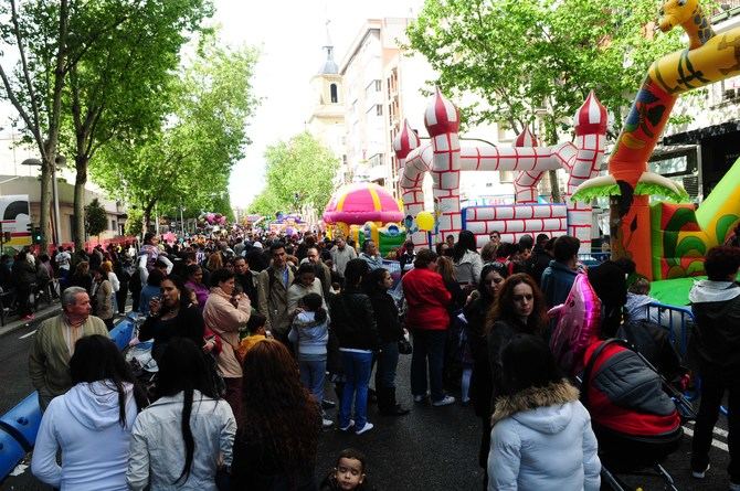 La jornada festiva se desarrollará a lo largo de la calle de Bravo Murillo, entre la plaza de Castilla y la glorieta de Cuatro Caminos, con espectáculos, juegos populares y de integración, talleres educativos, entre las 10.00 y las 18.00 horas.

