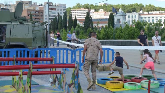 el público asistente podrá disfrutar tanto de exposiciones estáticas como de exhibiciones dinámicas, encaminadas a acercar el trabajo y cometidos de las Fuerzas Armadas a la sociedad, pudiendo tomar contacto con los diferentes materiales expuestos.