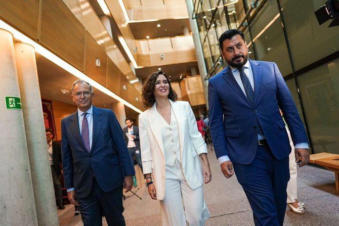 La presidenta en funciones de la Comunidad de Madrid, Isabel Díaz Ayuso, el pasado día 13 de junio, en la Asamblea de Madrid, acompañada por el presidente de la cámara, Enrique Ossorio, y el portavoz del grupo popular, Carlos Díaz-Pache.