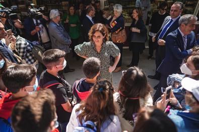 Este certamen es un clásico del panorama literario madrileño y un reclamo para los turistas que eligen visitar Madrid durante las Fiestas del 2 de Mayo y las de San Isidro.