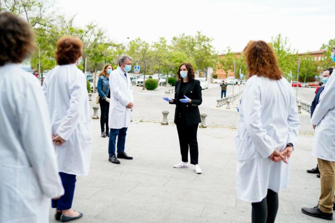 Díaz Ayuso guarda un minuto de silencio desde el Hospital de Alcorcón