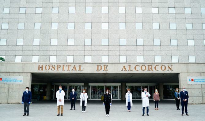 Durante el minuto de silencio en la entrada del hospital ha sonado un fragmento del 'Adagio for Strings' de Samuel Barber y el himno nacional, en homenaje de 'todas las personas que de manera desinteresada han colaborado con Madrid'.