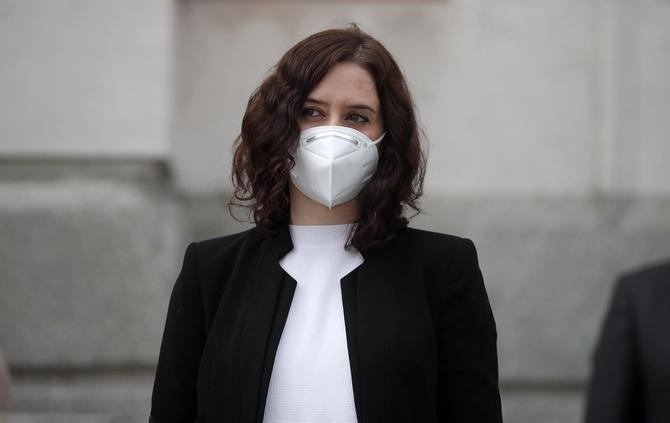 LA IMPORTANCIA DE LA MASCARILLA. La presidenta de la Comunidad de Madrid, Isabel Díaz Ayuso, ha subrayado la importancia de 'romper con el estigma de ponerse mascarilla o no' y ha alertado de que no hacerlo es como 'beber y conducir'. También ha recordado que ya han comenzado con el reparto de mascarillas entre la ciudadanía y ha avanzado que en un día ya han ido a por ellas a las farmacias 1.100.000 personas y que 'pronto' tendrán también una segunda a su disposición. La dirigente regional ha insistido en que cuando la región entre en la fase 1 de la desescalada quieren que en los establecimientos cerrados sea obligatorio su uso.