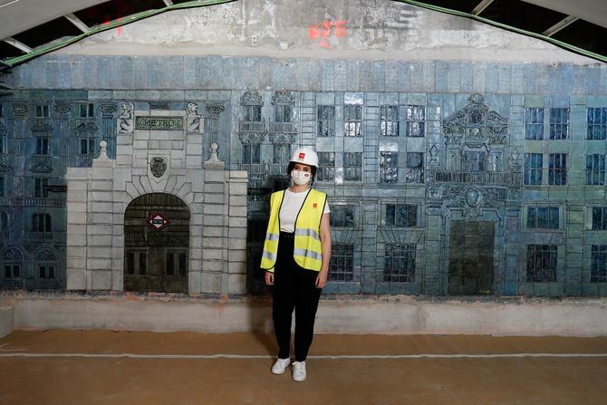 La presidenta ha comprobado la restauración del mural de cerámica del vestíbulo, en el que se representa el templete diseñado por Antonio Palacios. Se trata de una obra del artista Miguel Durán-Loriga, con más de medio siglo de vida.