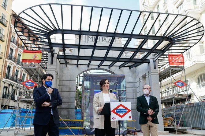 La presidenta en funciones de la Comunidad de Madrid, Isabel Díaz Ayuso, ha anunciado este jueves que la estación de Metro de Gran Vía abrirá el próximo 16 de julio, tras una obra de remodelación que han durado más de 1.000 días y que han transformado por completo las instalaciones y estructura de la estación. 