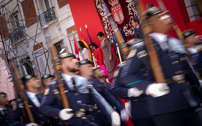 Acompañando a la presidenta estaban, a su derecha, el jefe del Estado Mayor de la Defensa, Teodoro Esteban López; la presidenta de la Asamblea, Eugenia Carballedo y la ministra de Defensa, Margarita Robles, y a su izquieda, el líder del PP, Alberto Núñez-Feijóo; el alcalde de Madrid, José Luis Martínez-Almeida, y el vicepresidente de la Comunidad, Enrique Ossorio.