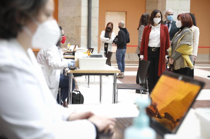 Díaz Ayuso anima a donar sangre en el dispositivo especial de la Real Casa de Correos