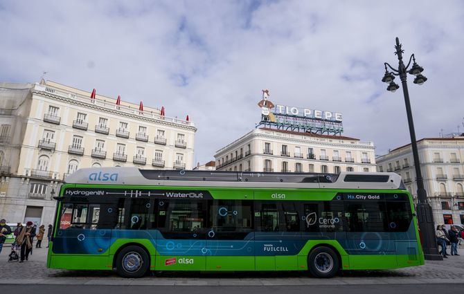 Se trata de un vehículo con un sistema de propulsión eléctrico con una pila de combustible alimentada por hidrógeno, una tecnología pionera que tiene cero emisiones de CO2 y garantiza la autonomía necesaria para que el autobús pueda operar en una línea urbana estándar.