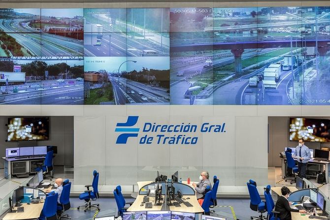 La Dirección General de Tráfico pone en marcha este jueves, 23 de diciembre, la Operación especial con motivo de las fiestas navideñas, un periodo para el que se prevén un total de 19.530.000 desplazamientos por carretera.