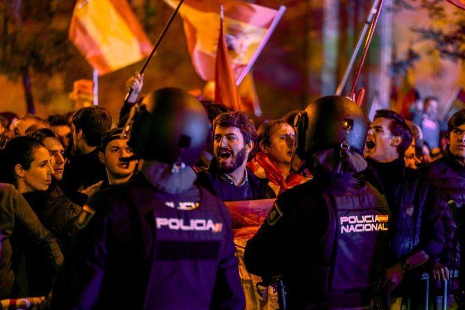 El Ministerio del Interior ha defendido la actuación 'proporcional' de la Policía Nacional en la manifestación frente a la sede del PSOE en Ferraz de ayer y ha negado que se dieran órdenes políticas a los agentes.