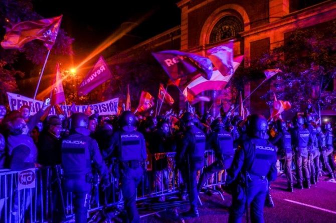 Unas 3.800 personas se han concentrado frente a la sede nacional del PSOE en Madrid para protestar contra los pactos de Pedro Sánchez con los independentistas y la ley de amnistía. La protesta fue convocada por la plataforma Revuelta y contó con la presencia de Santiago Abascal y Juan García-Gallardo. Hubo momentos de tensión y la policía tuvo que intervenir lanzando gases lacrimógenos y pelotas de goma.