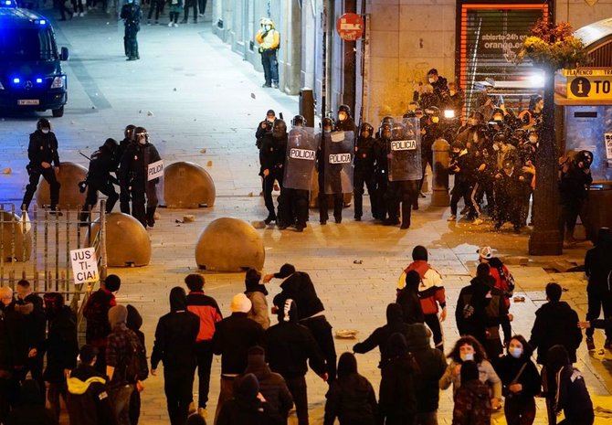 El regidor de la capital ha visitado a primeras horas de la mañana la zona donde anoche se produjeron disturbios, en la Puerta del Sol, y que quedó 'profundamente devastada por la actuación inaceptable de estos violentos' con el arranque de adoquines, lanzamiento de papeleras.