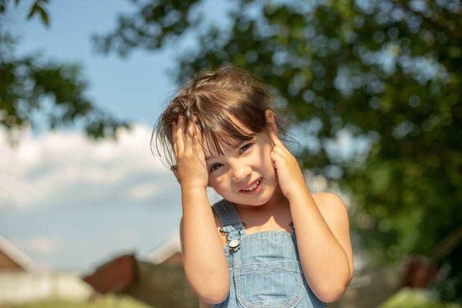 En verano, es muy importante proteger los oídos para evitar las temidas otitis en la piscina. Pero, otro de los problemas frecuentes, que no se conoce tanto, es la formación de tapones de cerumen en el oído, que pueden acabar bloqueando el conducto auditivo y, en consecuencia, disminuir la audición.