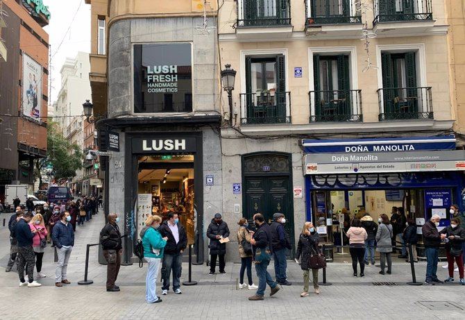 A pesar de que las colas han regresado a la administración de Lotería Doña Manolita, tal y como recoge el último informe elaborado por la asociación de loteros, la evolución de las ventas en los colectivos que tradicionalmente son el motor de las ventas para este sorteo de Navidad no registra el volumen de años anteriores. 