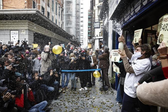 La administración de Doña Manolita, situada en la céntrica calle del Carmen, ha sido con diferencia la más afortunada por el volumen de premios entregados, no sólo de Madrid, sino de toda España, en cuanto al número de premios dados por números distintos.