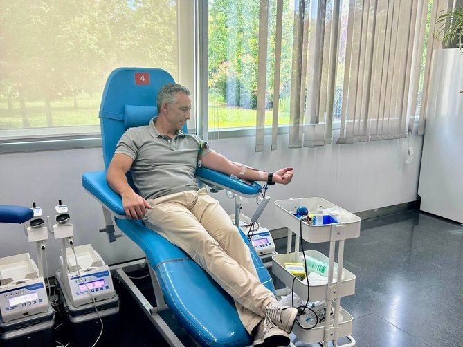 En la imagen, el consejero de Interior de la Comunidad de Madrid, Carlos Novillo, que ha querido sumarse a la campaña de donación de sangre. Los ciudadanos pueden acudir al Centro de Transfusión regional, a 30 hospitales públicos, unidades móviles y a la sala de Cruz Roja de la calle de Juan Montalvo, en el distrito de Moncloa-Aravaca.