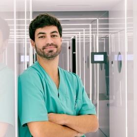 En la imagen, Dr. Francisco Pilo, cirujano capilar en la clínica Hospital Capilar de Madrid.