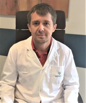 En la imagen superior, el Dr. Marcos Llanero, jefe de Servicio de Neurología del complejo hospitalario Ruber Juan Bravo.