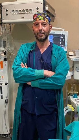 En la imagen superior, el Dr. Carlos Suárez Fonseca, del Grupo de Urología de Mínima Invasión del complejo hospitalario Ruber Juan Bravo.