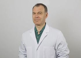 En la imagen superior, el Dr. Juan José López Galián, jefe de Servicio de Ginecología y Obstetricia del Hospital Quirónsalud San José.