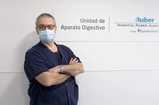 En la imagen superior, el Dr. Sarbelio Rodríguez, jefe de Servicio de Medicina del Aparato Digestivo del complejo hospitalario Ruber Juan Bravo.