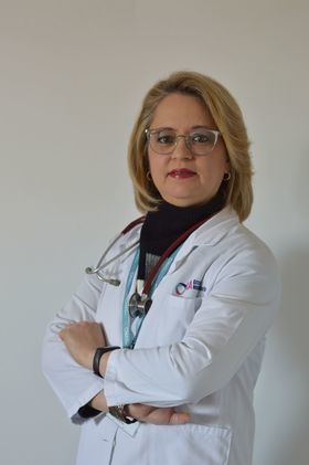 En la imagen superior, la Dra. Adria León García, especialista del Área de Geriatría del Hospital HLA Universitario Moncloa.