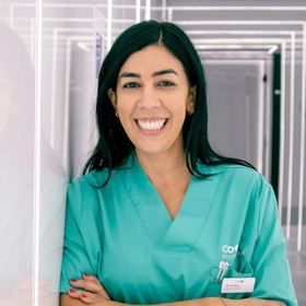 En la imagen, la Dra. Raquel Amaro, médico y cirujana capilar en el Hospital Capilar de Pontevedra.