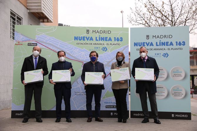 El alcalde de Madrid, José Luis Martínez-Almeida, ha inaugurado hoy la nueva línea de autobús puesta en marcha por la Empresa Municipal de Transportes de Madrid, la 163, denominada ‘Estación de Aravaca-El Plantío’, que permite ya disponer de un modo de transporte municipal hasta la estación de Cercanías de Aravaca.