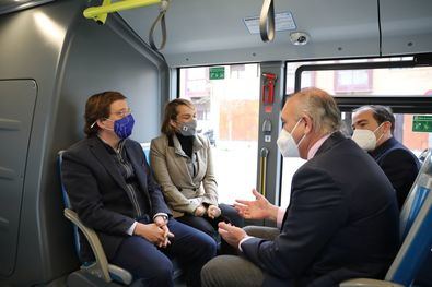 El alcalde ha recordado que ya existen en la ciudad de Madrid varias líneas de autobús gratuitas, que hace apenas unos días se inauguró la nueva línea de autobús en el barrio de Rejas, que “en breve” se pondrá en marcha la nueva línea de El Cañaveral. 