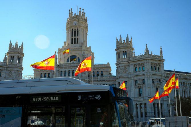 Las pantallas interiores de los autobuses difundirán el mensaje de enhorabuena a los campeones.