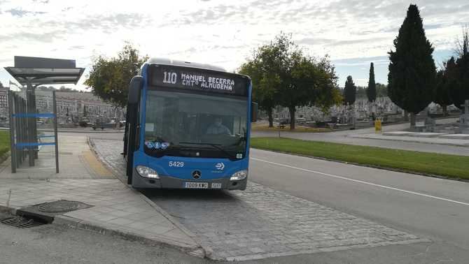 La Empresa Municipal de Transportes de Madrid ha previsto aumentar la dotación de autobuses en un total de ocho líneas que prestan servicio hasta los distintos cementerios madrileños entre los días 23 de octubre y 2 de noviembre, ambos inclusive, con motivo del Día de Todos los Santos.