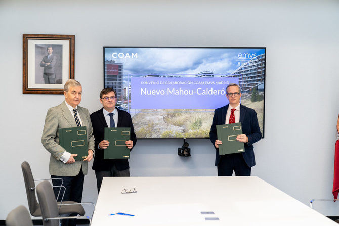 El delegado de Políticas de Vivienda y presidente de la Empresa Municipal de la Vivienda y Suelo de Madrid (EMVS Madrid), Álvaro González, y el decano del Colegio Oficial de Arquitectos de Madrid (COAM), Sigfrido Herráez, durante la firma de un convenio.