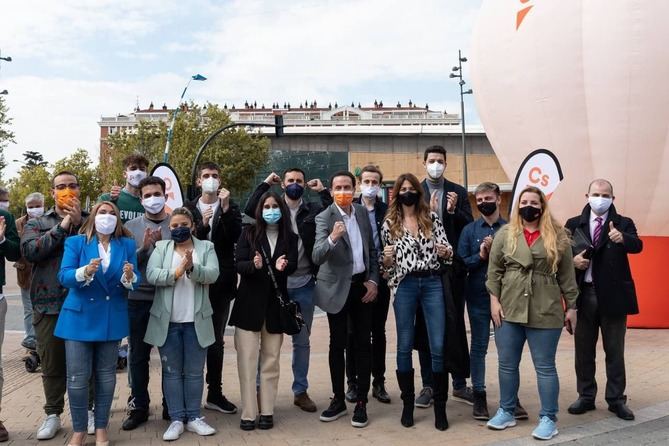 Edmundo Bal abre este sábado su campaña electoral con la pegada de carteles en la madrileña plaza de Ópera del distrito de Centro de Madrid.