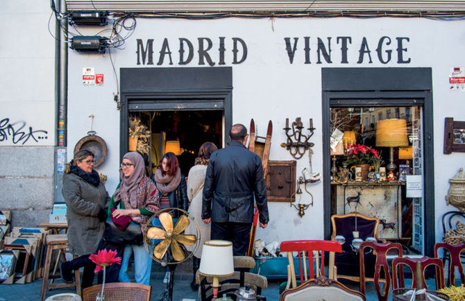 Fuera del distritoen el que reside, confiesa su debilidad por el Rastro, en especial por la que llama ‘plaza de los cromos’ (plaza del Campillo del Mundo Nuevo) y el paseo del Prado.